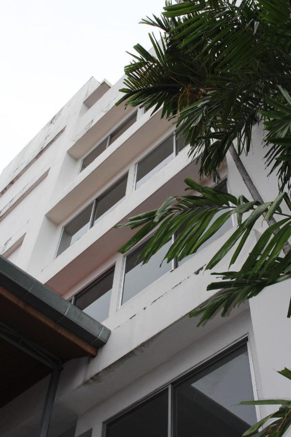 Oyo 75409 Premium The Family Hotel Chiang Mai Bagian luar foto