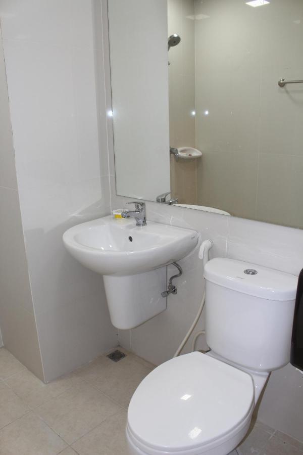 Oyo 75409 Premium The Family Hotel Chiang Mai Bagian luar foto